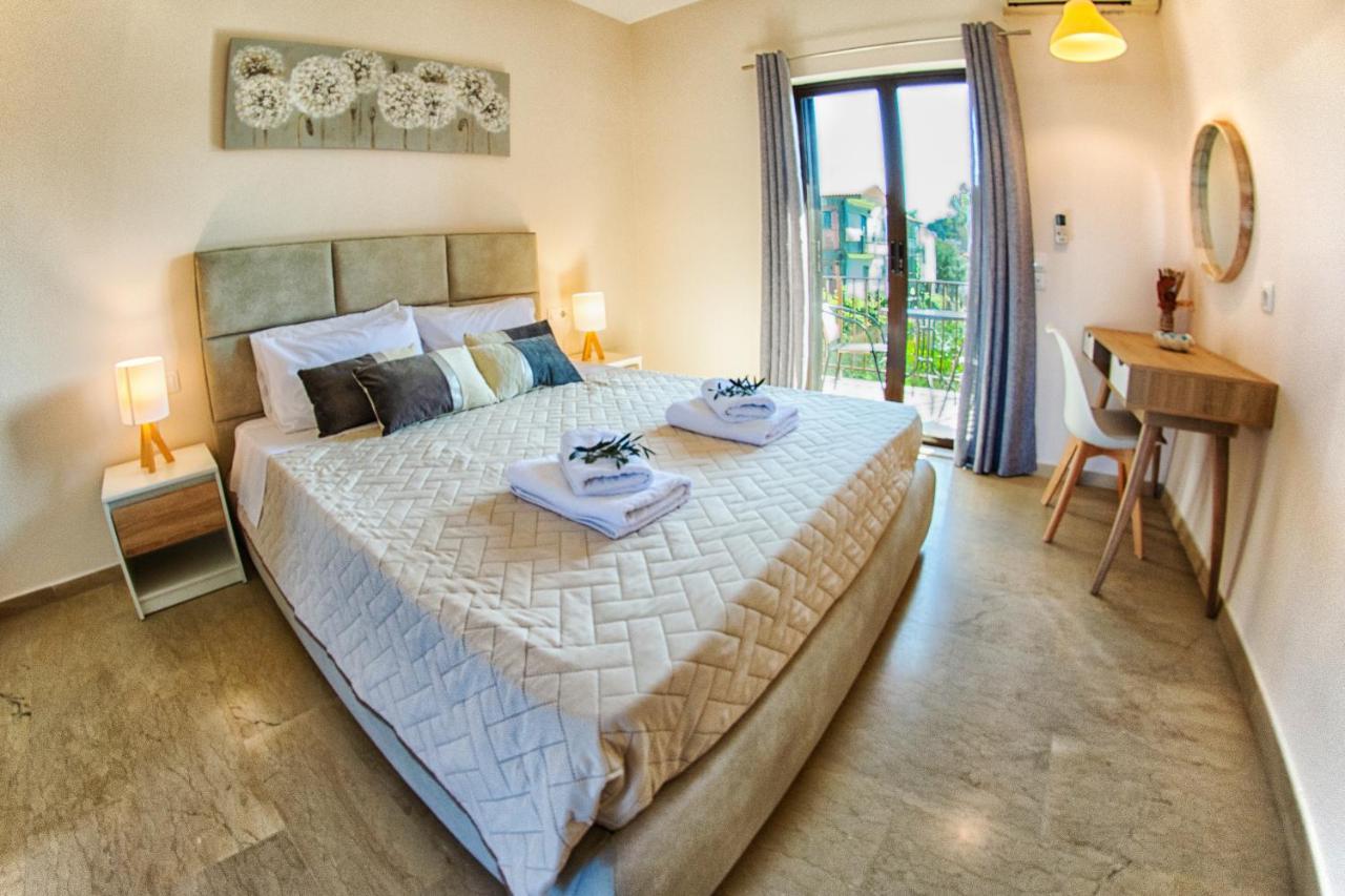 Costas Apartments Mesongí Eksteriør billede