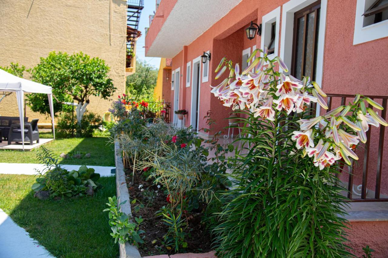 Costas Apartments Mesongí Eksteriør billede
